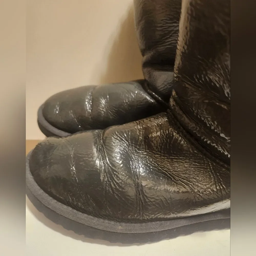 100% Auth. UGG Bailey Evergreen Crinkle Patent Leather Faux Fur Lined Boots Sz 8